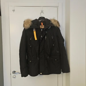 Parajumper vinter jacka (Right hand)  - Jackan är som ny, storlek M. Säljes pågrund av brist på användning. Kan sänka priset vid snabb affär 