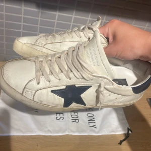 Golden Goose Superstar  - Tjena, hjälper min polare att sälja dessa skit snygga Golden Goose skor i ett fint skick. En liten defekt som syns på bilden men inget som tänks på eller så. Därav väldigt billigt pris. Kvitto finns! Storleken är 41 men sitter även som 42. 