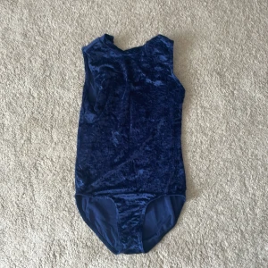 Marinblå gymnastikdräkt - Inga tecken på andvändning, köpt för ca 200-300, skriv för flera frågor. Köpt är köpt!! 