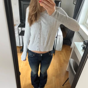 Stickad kofta - Super snygg kofta som passar till allt! Som ny!!💓storlek m men funkar super på mig som är s