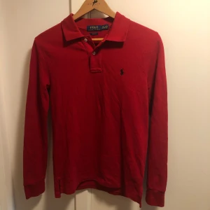 Polo Ralph lauren långärmad pike röd - Tja! Säljer nu en riktigt snygg Ralph lauren piké 🍾 Den är utmärkt skick (9/10) finns inga defekter 👌 Storleken är i barn L men passar som Xs! Har du frågor eller funderingar är de bara att höra av sig ☺️