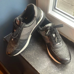 MICHAEL KORS Skor - Hej, använda några gånger men i väldigt bra skick, inga defekter, pris kan diskuteras 