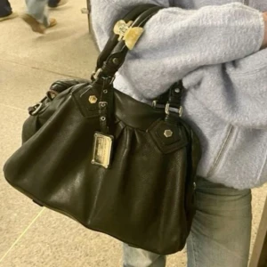 SÖKER  - söker en väska i denna modell från Marc jacobs, vilken färg som helst, hör jätte gärna av er om ni säljer