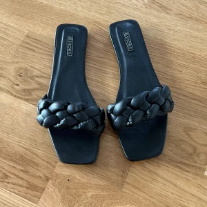Sandaler/tofflor - Jätte fina sandaler/tofflor från Nelly. Har tyvärr inte kommit till användning så säljer dessa fina nu. Enbart testade så nästan nytt skick! 