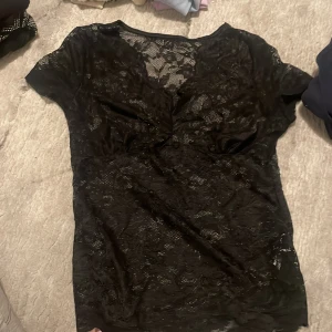 Kortärmad spets topp - Kort ärmad spets topp från shein, storlek M men passad S