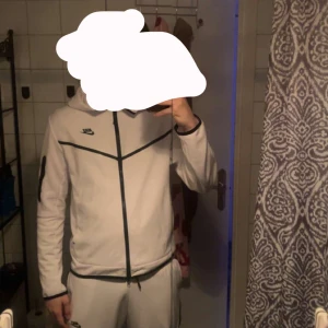 Nike tech vit - Ett Nike tech sett med fin kavite och fräsch färg, de är en gammal model som passar bra till alla tillfällen. Den sitter fint på och är perfekt nu när sommaren slutar och de börjar bli kyligare. (Han på bilden är 183) passar på kortare också såklart.
