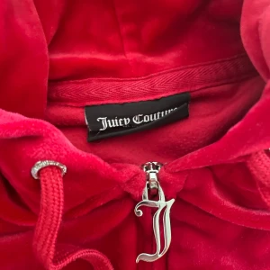 Juicy coture - Används några gånger är köpt i mars  Settet är i bra skick å känns som nytt, en silver sak saknas på ens snöret på byxan men annars är hupparin och byxorna i gott skick Ny pris 230 för hela settet  Det går även att bara köpa byxorna eller hupparin  