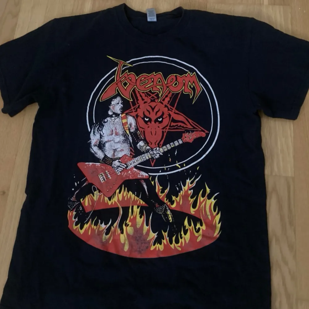 Säljer min skit coola venom tröja som jag köpte för 500kr, pris kan diskuteras och kom gärna med frågor!! 💕. T-shirts.