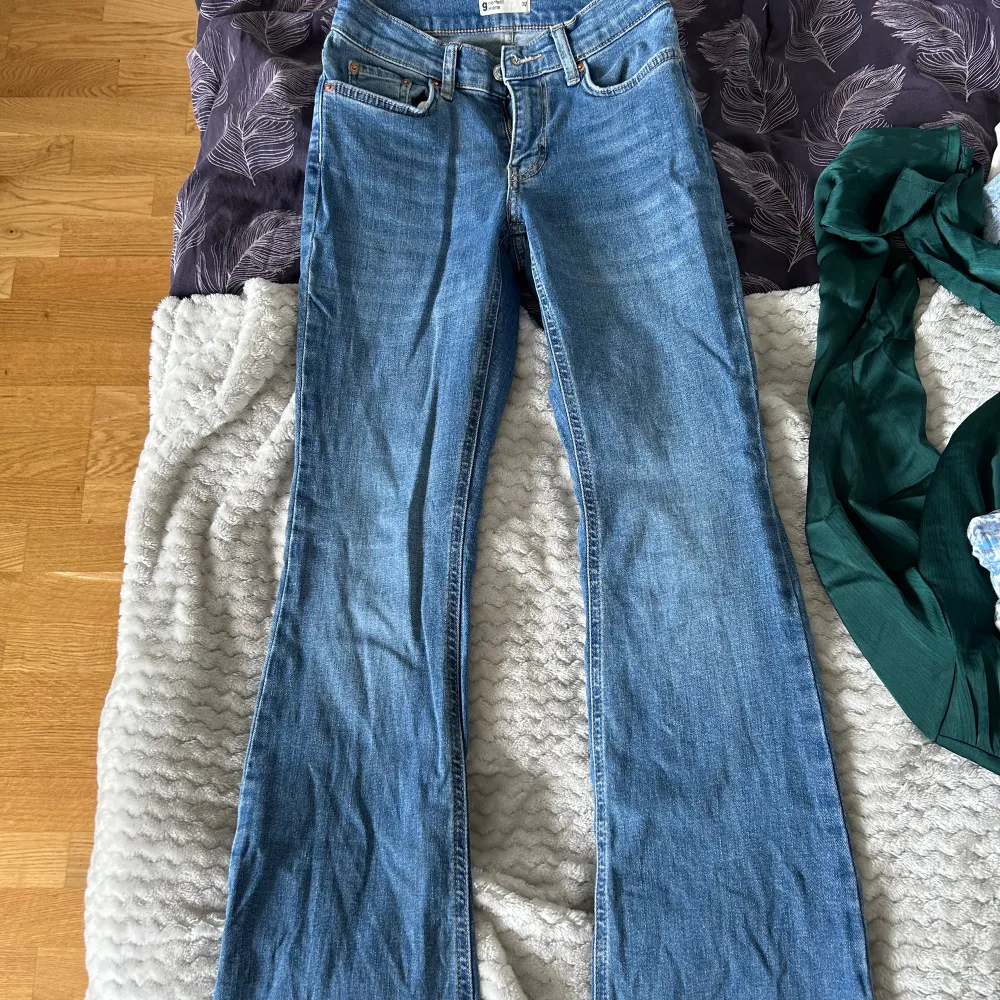 Ett par low waist bootcut jeans från Gina Tricot, lite korta för mig som är 174. . Jeans & Byxor.