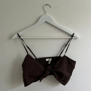 Liten knyttopp  - Väldigt bra skick, använt kanske 2 ggr. Supersöt topp verkligen