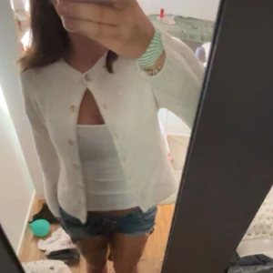 Bik bok kofta  - Vit super snygg kofta från bik bok i bra skick.Säljer då jag råka köpa två stycken.