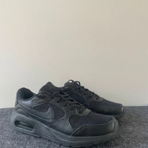 Nike air skor, svart, storlek 42 - Storlek 42 Färg: svart Säljer för att de är för små Bra skick 