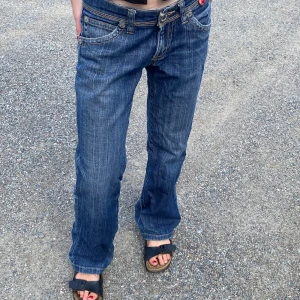Lågmidjade jeans - Så så snygga lågmidjade jeans. Midja -37, innerbenslängd - 74. Skriv privat för frågor eller flera bilder. (Går ej att få flera bilder med byxorna på) 💗