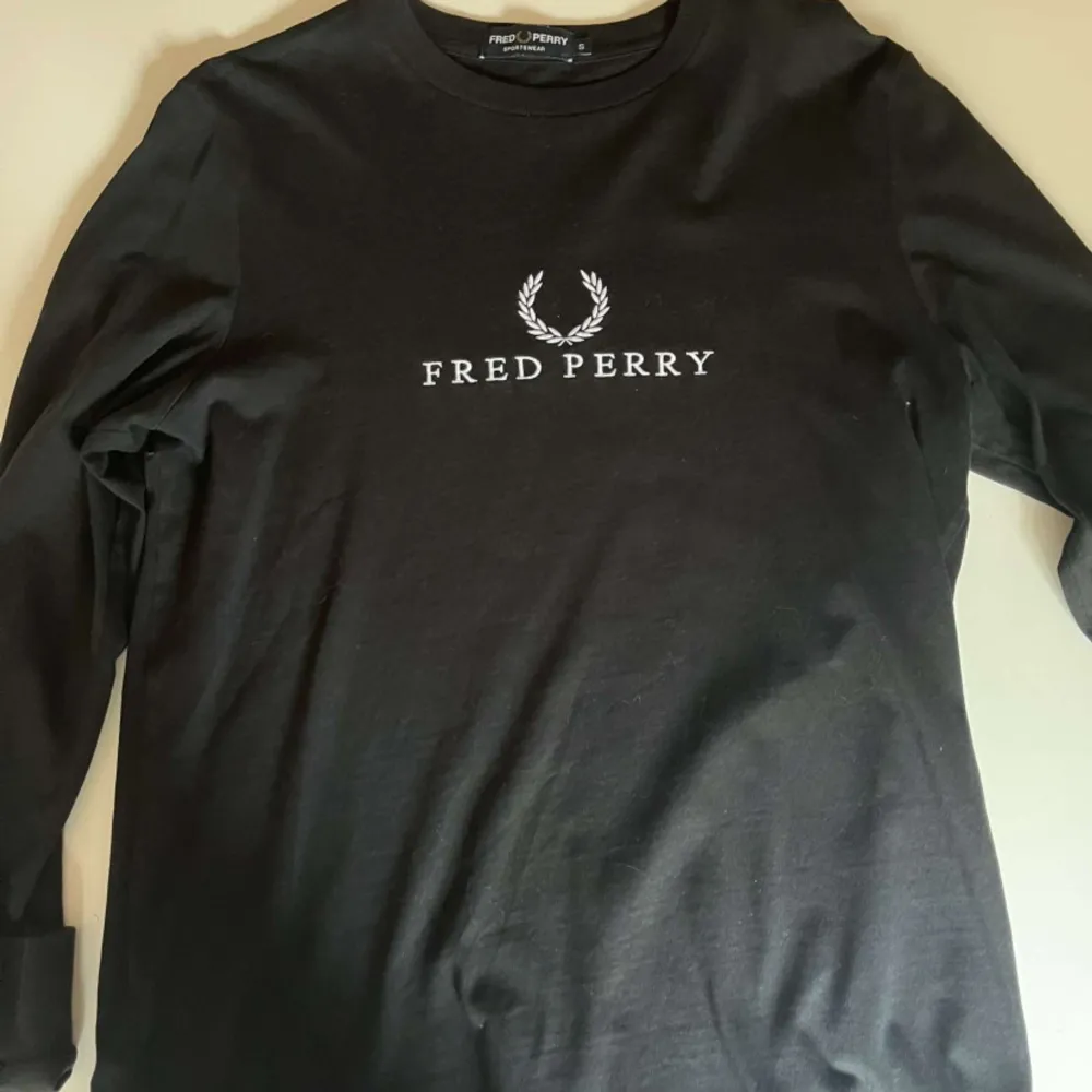 Långärmad Fred Perry tröja! Mycket bra skick Nypris ca 600kr Köparen står för frakten. T-shirts.