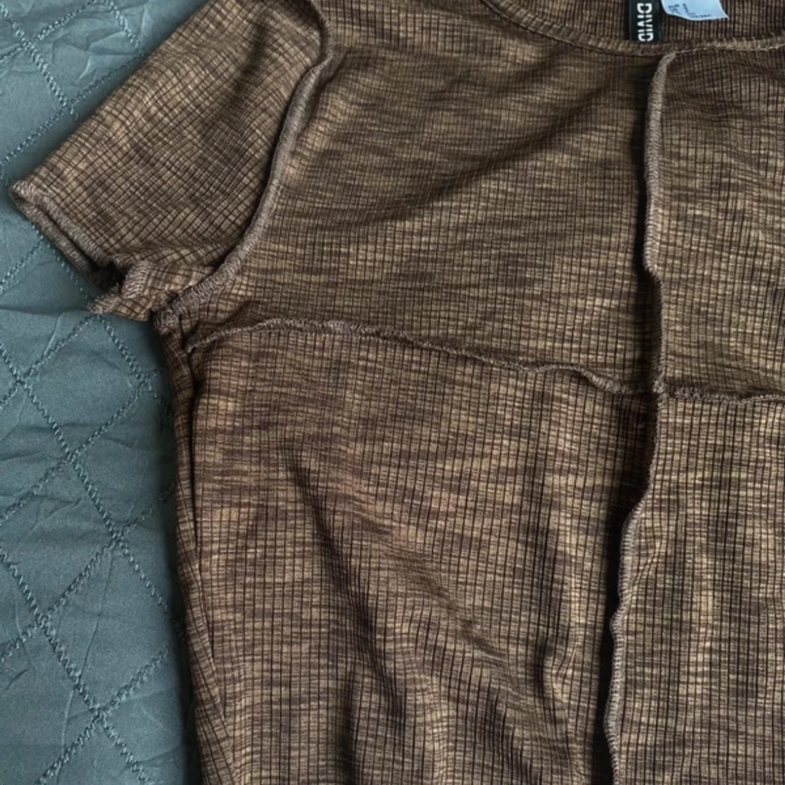 Brun ribbad topp från Divided - 90