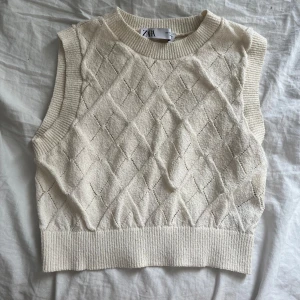 Tröja ifrån zara - Super snygg och trendig tröja ifrån zara!❤️passar xs/s