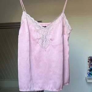 Rosa linne - Ett fint, gammalrosa linne i stl S med spets. Kommer inte till användning därav säljs den. 💗 