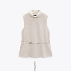 Topp med snöre runt midja  - Beige topp med snöre runt midjan i tunt stickad material från zara  Använt få gånger 