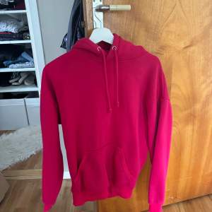 oanvänd hoodie från bikbok superfin rosa färg jättegosig inuti 