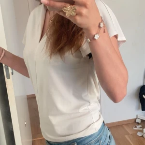 V-ringad blus  - V-ringad blus ifrån HM 🤍 Sitter bra på mig som ofta bär S! Skriv vid funderingar :)