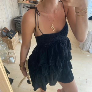 Klänning  - SUPERSNYGG volang klänning 