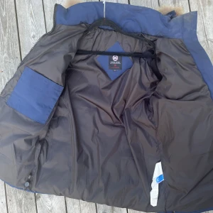 Canada goose jacka Barn - Jackan är i  barnstorlek m/L ca 80cm längd. Jackan är i fint skick, inga skador eller fläckar. 