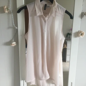 Skjorta arm lös  - Skjorta jätte elegant ..storlek 36  Den är genomskinlig 