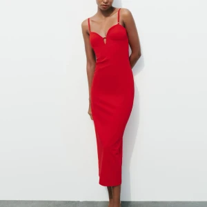 Röd klänning BIANCA INGROSSO - Röd efterfrågad klänning som bianca har på sig