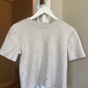Stickad topp - Stickad kortärmad tröja från zara, aldrig använd