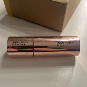 Beauty act blush - Säljer min blush i färgen ”partner in Crime” från kicks egna märke, på bild 3 syns de hur mycket det finns kvar😊