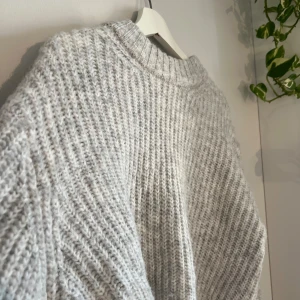 Stickad tröja - grå stickad tröja🩷 fint skick