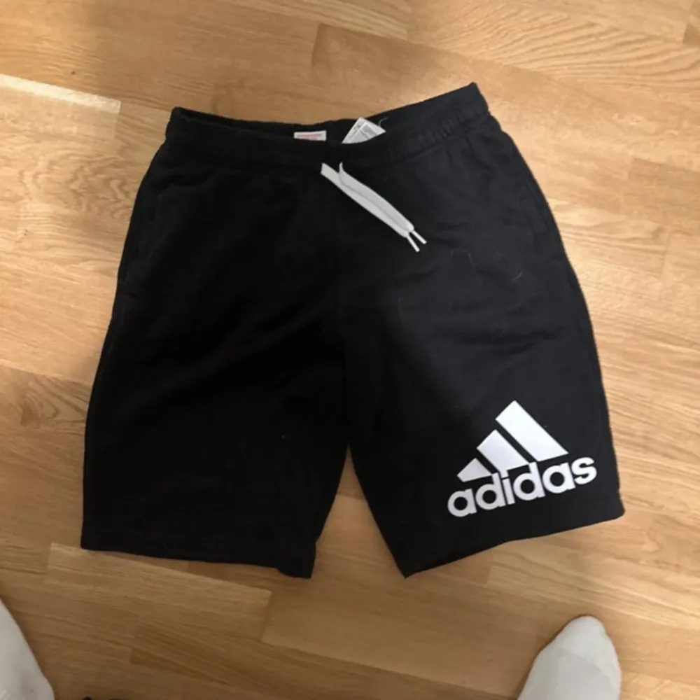 Säljer adidas shorts tisha och hoodie, mycket bra skick på allt och inga hål inget är sönder! Storlek på t-shan och hoodie är S shortsen 176. Övrigt.