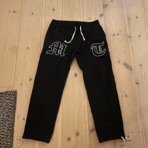 Tuttolente byxor  - Jävligt feta byxor från märket tuttolente. Säljer pga av att jag inte änvänder de längre. Pris går alltid att diskuteras! Hör av vid minsta fundering🙌 