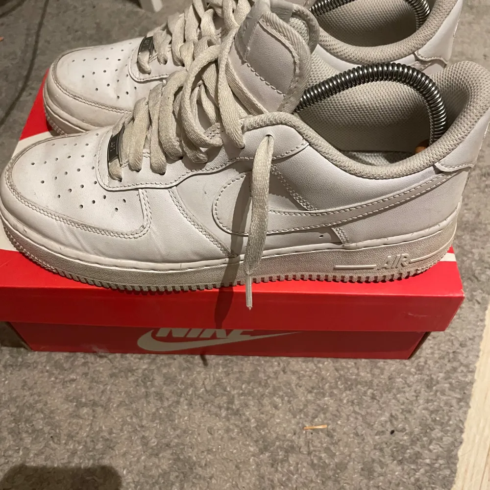 Fräscha nike air force 1, änvända men mycket bra vårdade. Säljer pga av att jag inte använder dem längre. Pris kan diskuteras, bara att höra av vid minsta fundering😁. Skor.