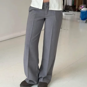 Lavtaljede bukser - Fine lavtaljede suit bukser. De er str L men passes også en m. Fejler ingenting. De er syget sammen i skridtet da sygningen var gået op, men intet man kan se. Jeg er 174 og de passer perfekt