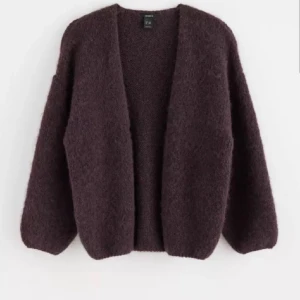 Vinröd/lila kofta från lindex - Mysig vinröd/lila stickad cardigan från lindex. 