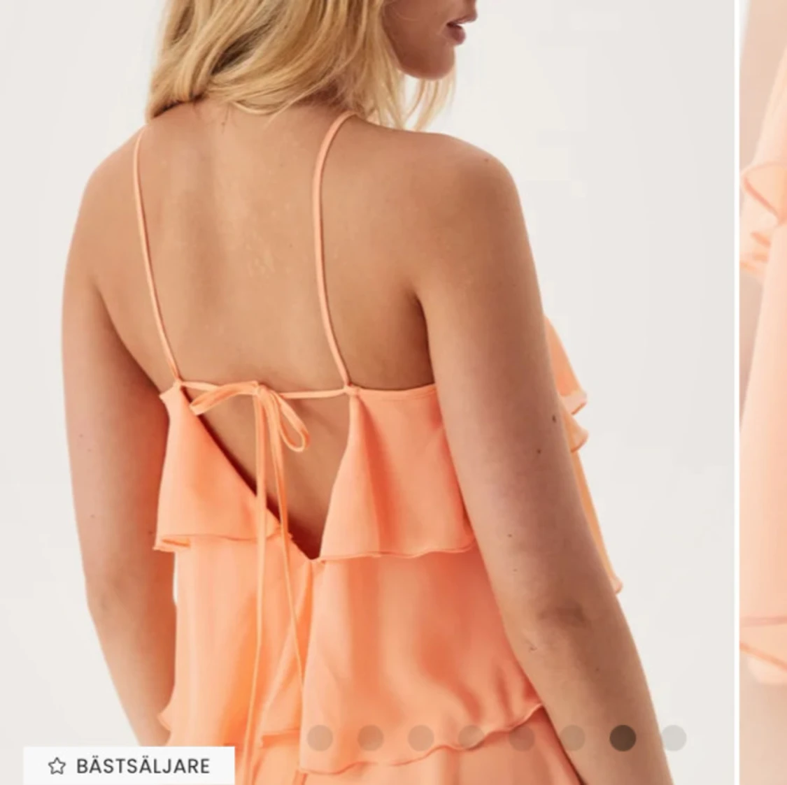 Persikofärgad långklänning med volanger - 1