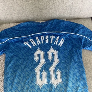 Trapstar fotbollströja - Säljer en blå fotbollströja från Trapstar i storlek S. Den är nästan aldrig använd/nytt skick.