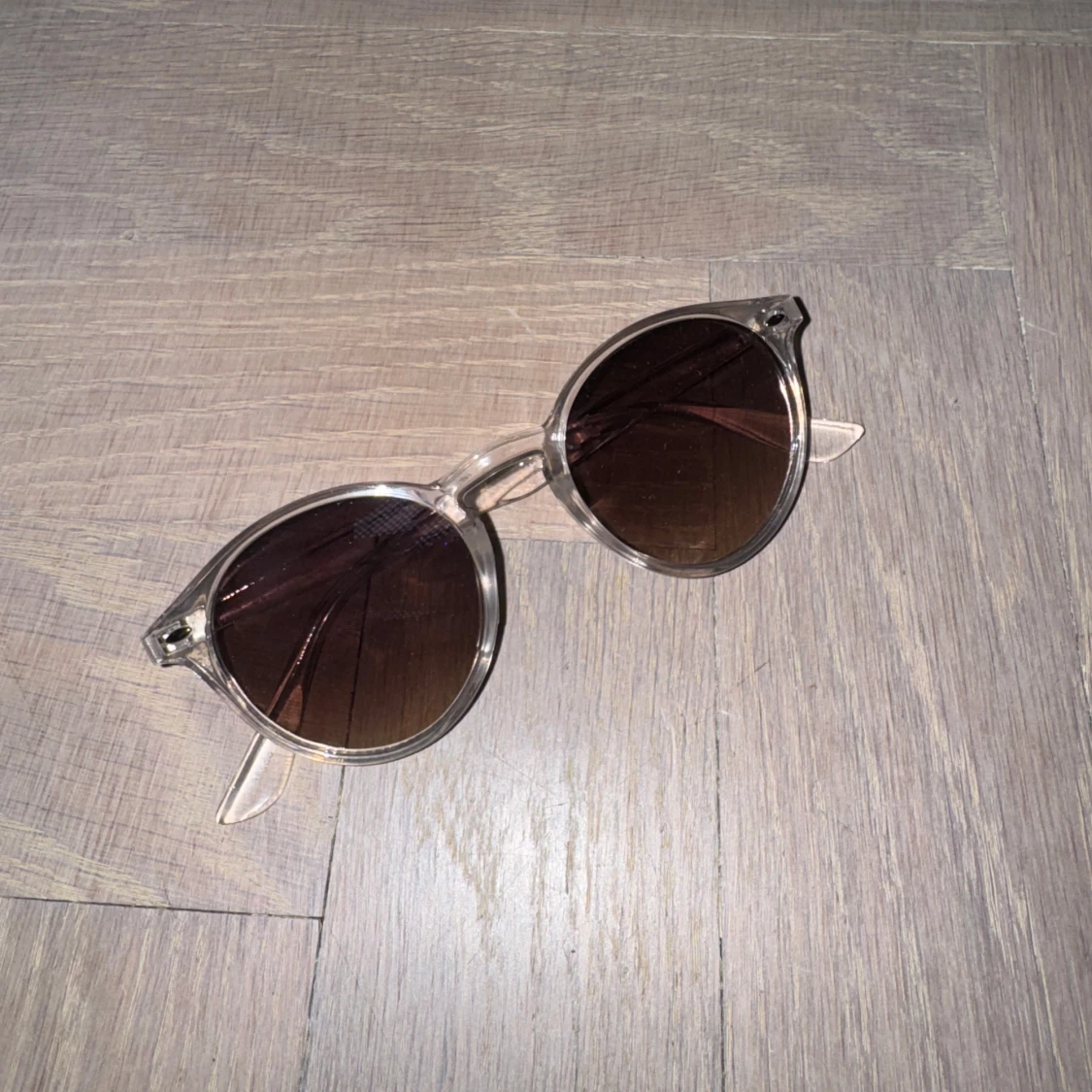 Runda solglasögon med transparent båge