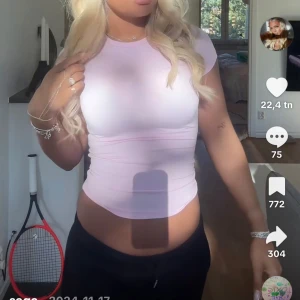 Soft T-shirt från ginatricot  - Slutsåld T-shirt från ginatricot. Legat ihop skrynklig i min garderob och kommer ej till användning.