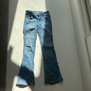 Blå bootcut jeans från Pepe Jeans - Snygga ljusblå jeans från Pepe Jeans med bootcut passform. Jeansen har normalhög midja 