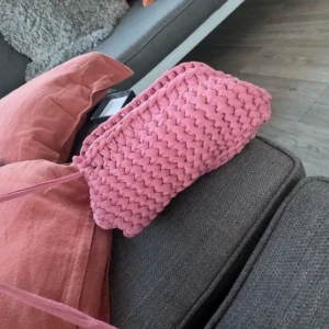 Rosa clutch - Skitsnygg rosa virkad clutch!!!🩷🩷🩷Bredd: 25cm. Skriv till mig vid intresse av andra färger! 