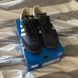 Adidas Sambas‼️ - Säljer nu mina Adidas Samba i mörkblått med vita ränder. Skorna är helt oanvända. Box med ett par vita extra skosnören förs med. Priset är inte hugget i sten.‼️