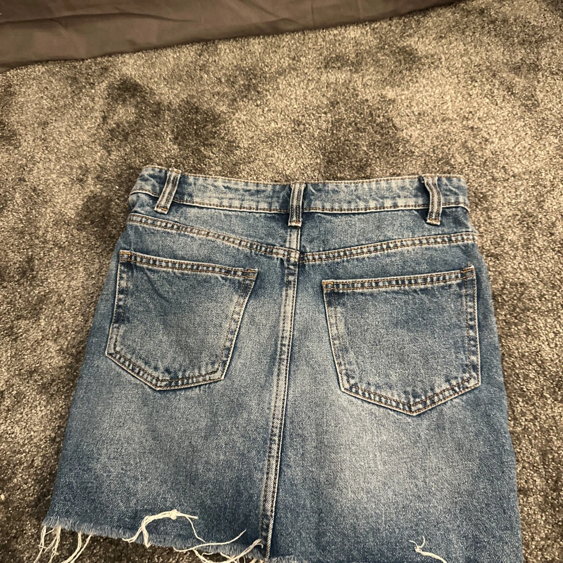 Blå jeanskjol med fransad kant från Denim Co - 1