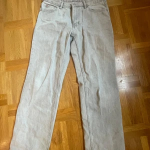 Ljusgrå jeansbyxor från Perfect Jeans - Ljusgrå jeansbyxor från Gina tricot med klassisk femficksdesign och raka ben. Byxorna har normal passform och stängs med knapp och dragkedja. Perfekta för en avslappnad stil och enkla att matcha med olika toppar.