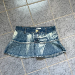 Jeans kjol - Super snygg volang jeanskjol med fin tvätt i tyget, passade tyvärr inte mig, det är lånade bilder från förra ägaren💕