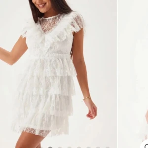 Vit spetsklänning med volanger - Superfin ny vit spets klänning från bohoo i storlek 36. Använt en gång! hör av er om ni undrar något! SKRIV INNAN NI KÖPER❤️