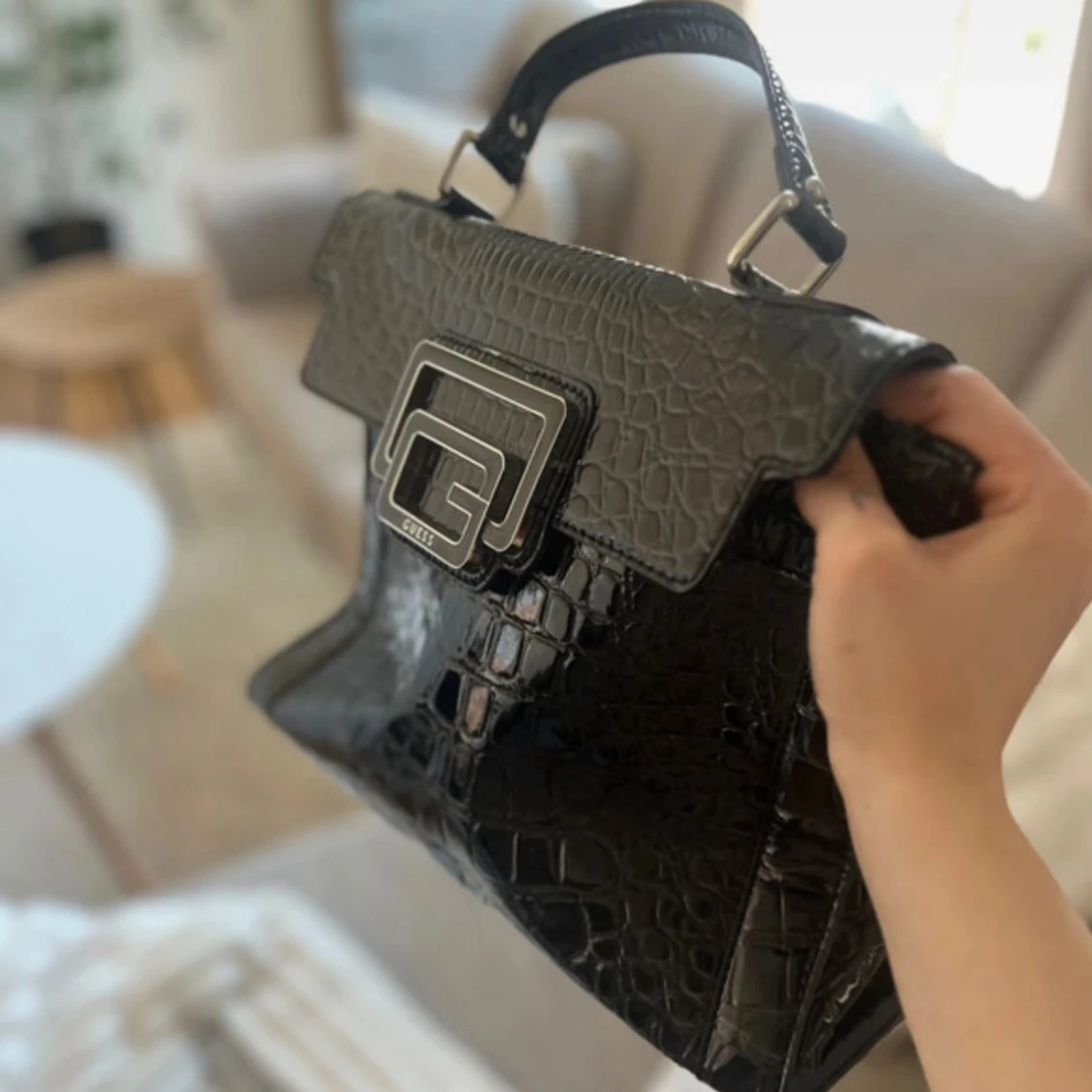 Svart handväska i krokopräglad syntet från Guess - 1