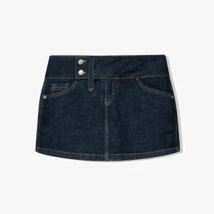 Jeanskjol Behrska - Så fin och populär jeanskjol från Behrska i mörkblå😍 Oanvänd och lappen är kvar🥰 Helt slutsåld på alla hemsidor. Storlek 34 men eftersom att den är stretchig skulle jag säga att den passar större storlekar också🥰Genrellt lite större i storleken🥰