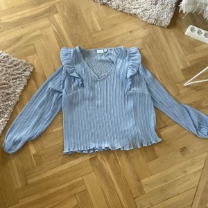 Ljusblå blus med volang - Fin blus från Vila strl 40